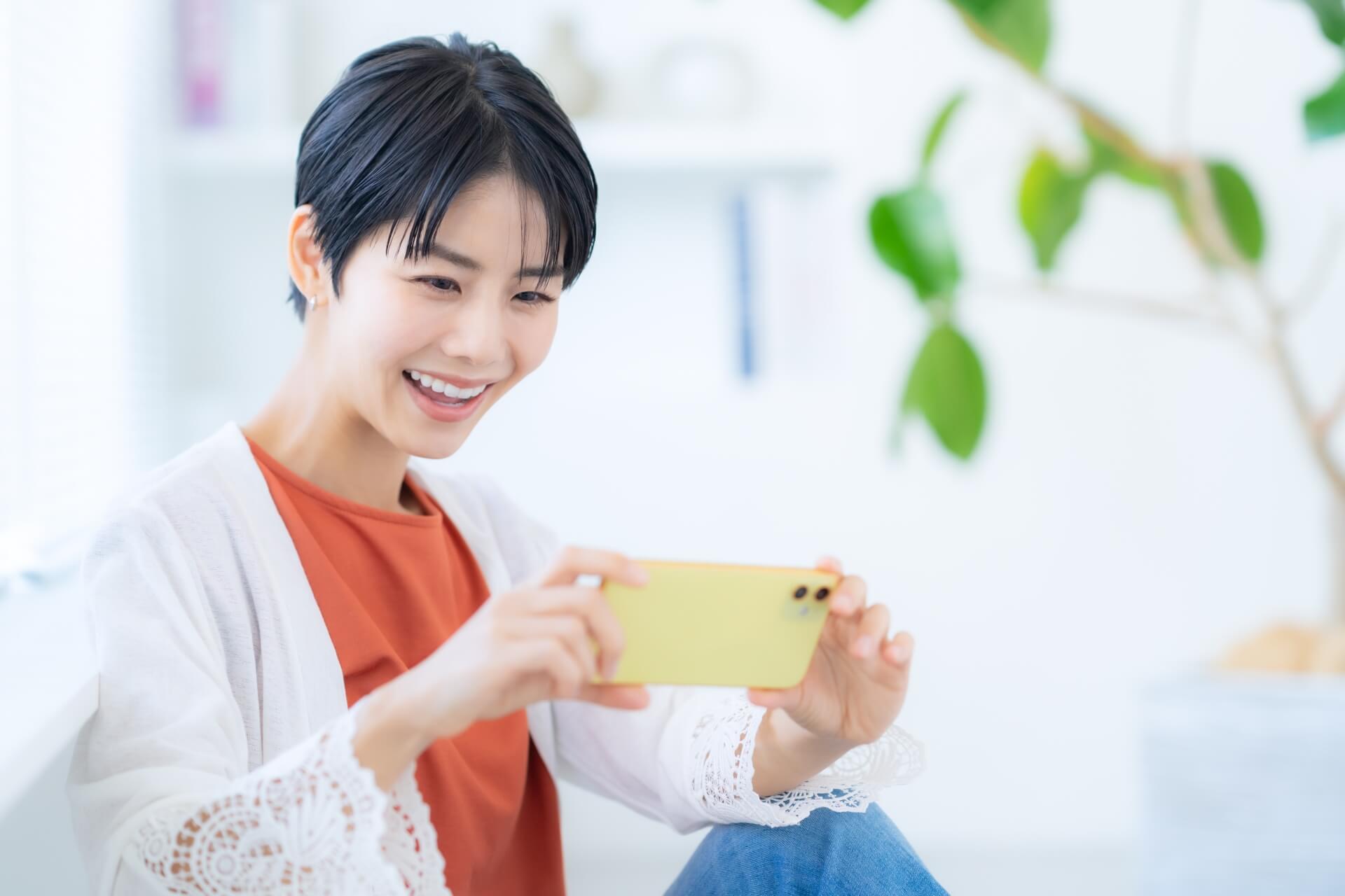 スマホを見る女性