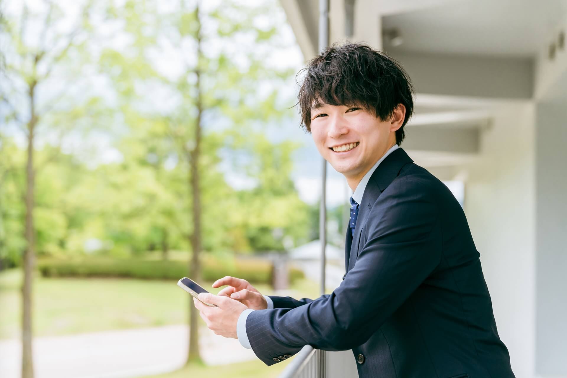 スマホを使う笑顔のビジネスマン・新入社員