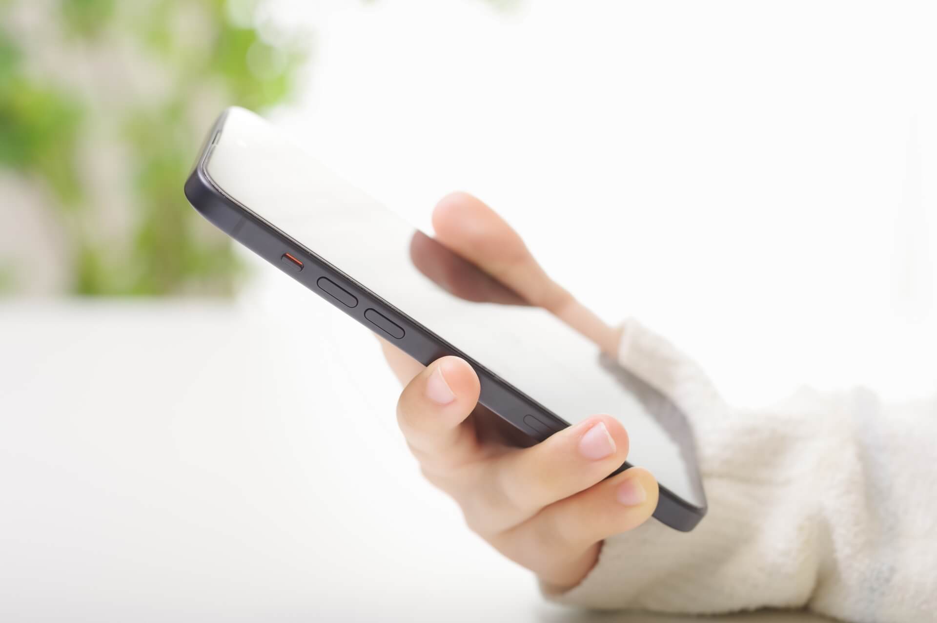 スマホを見ている女性の手元