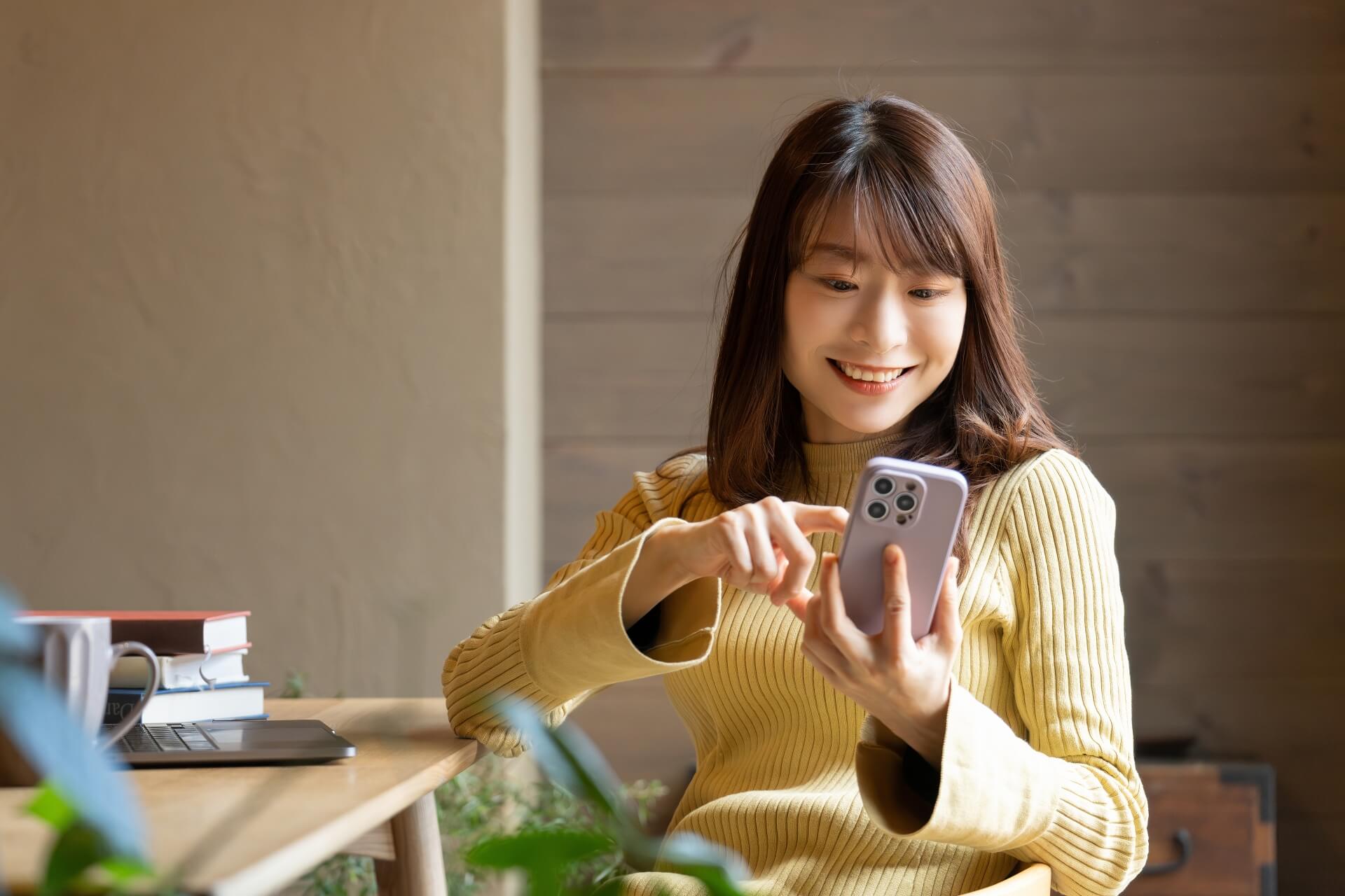 スマートフォンを使う笑顔の女性