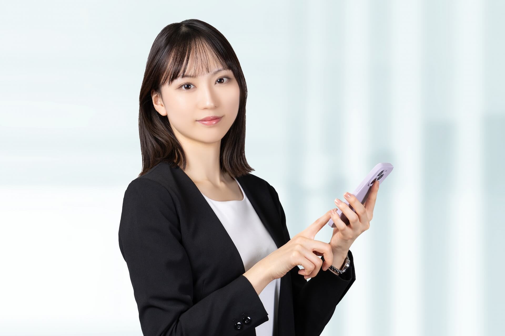 スマホを持つ女性・ビジネスウーマン