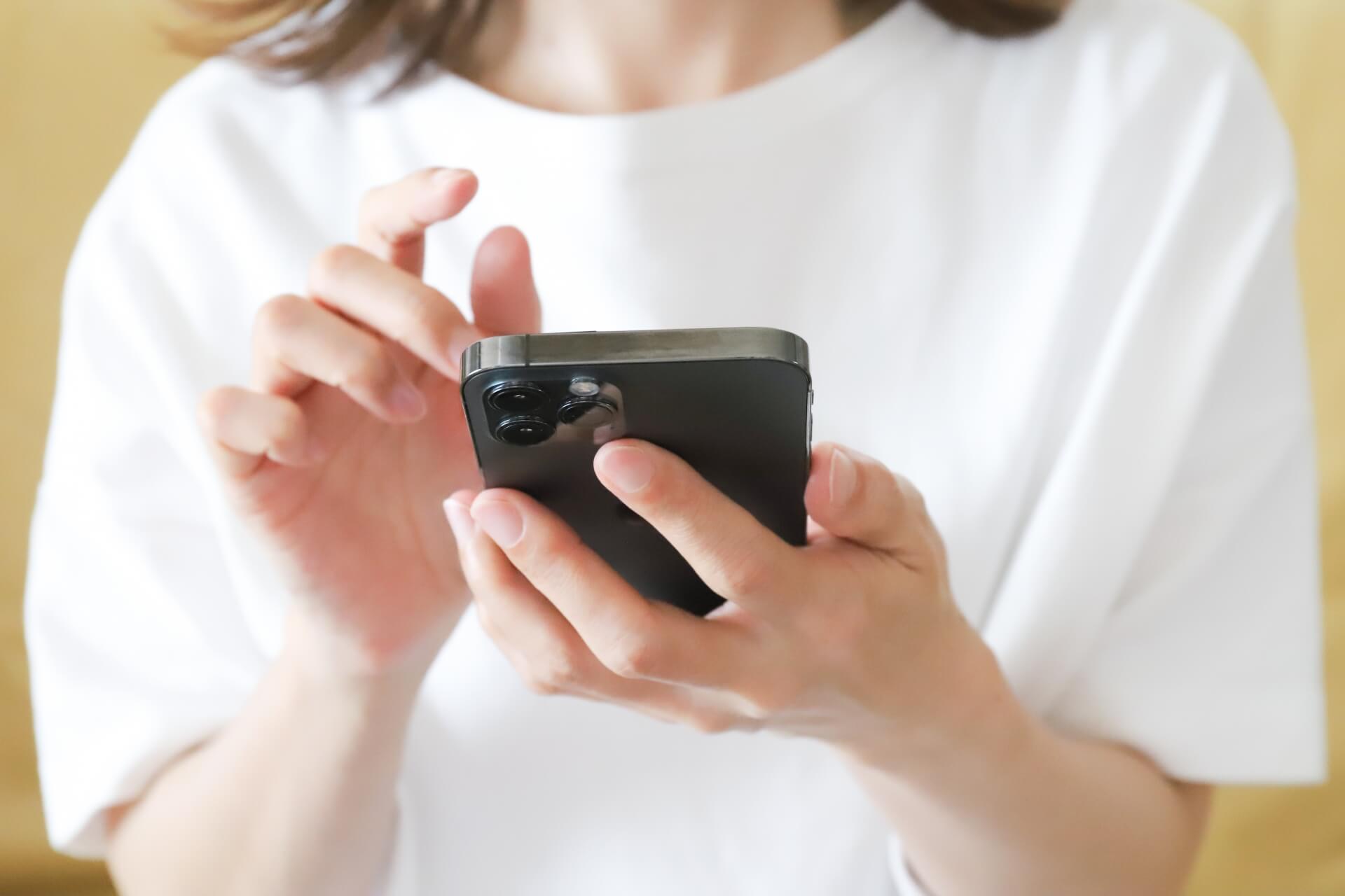 女性　スマホ