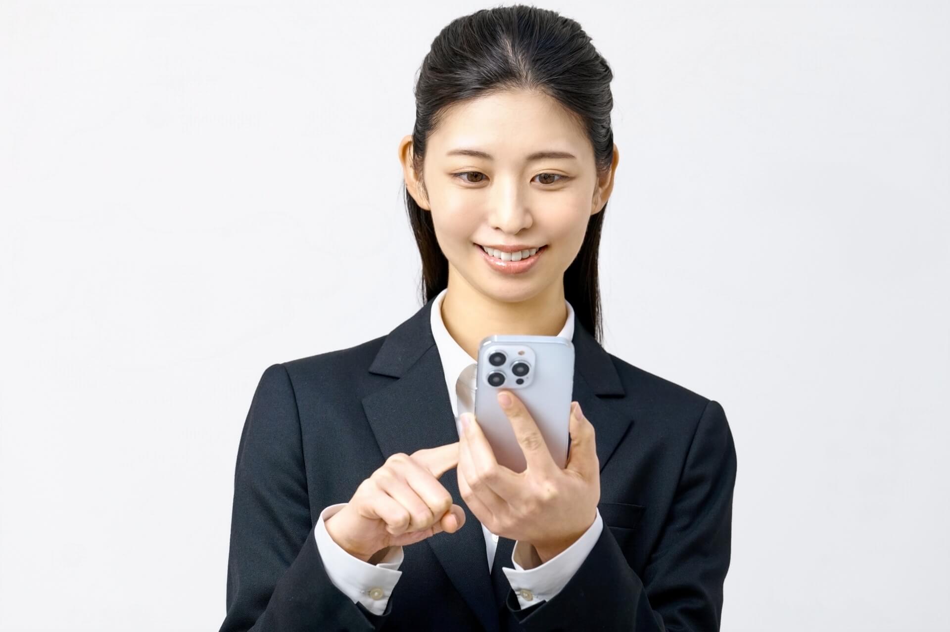 女性　スマホ