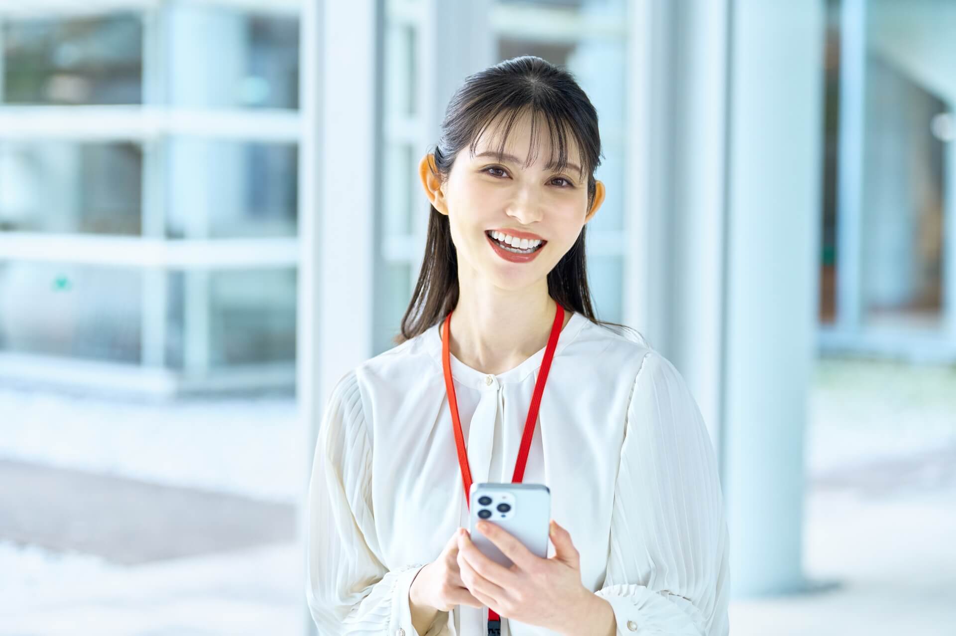 女性　スマホ
