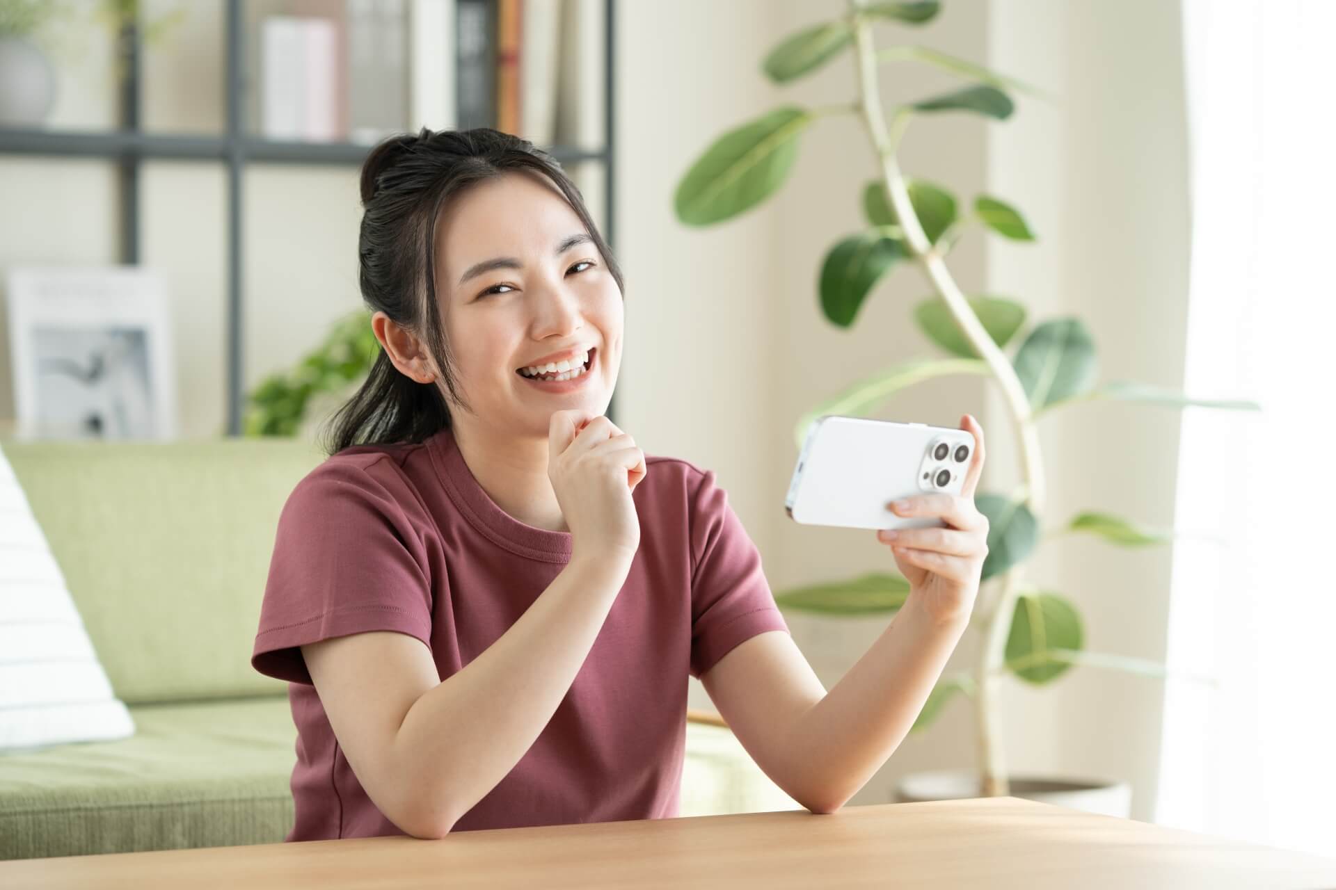女性　スマホ