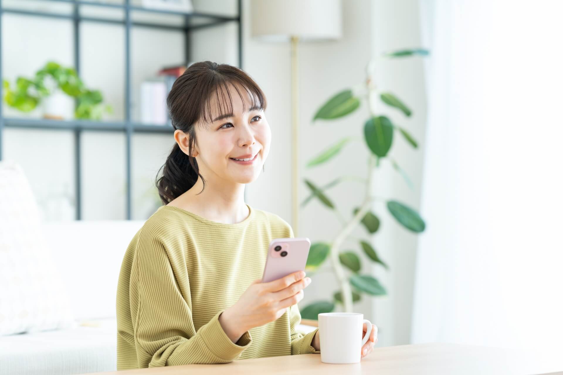 女性　スマホ
