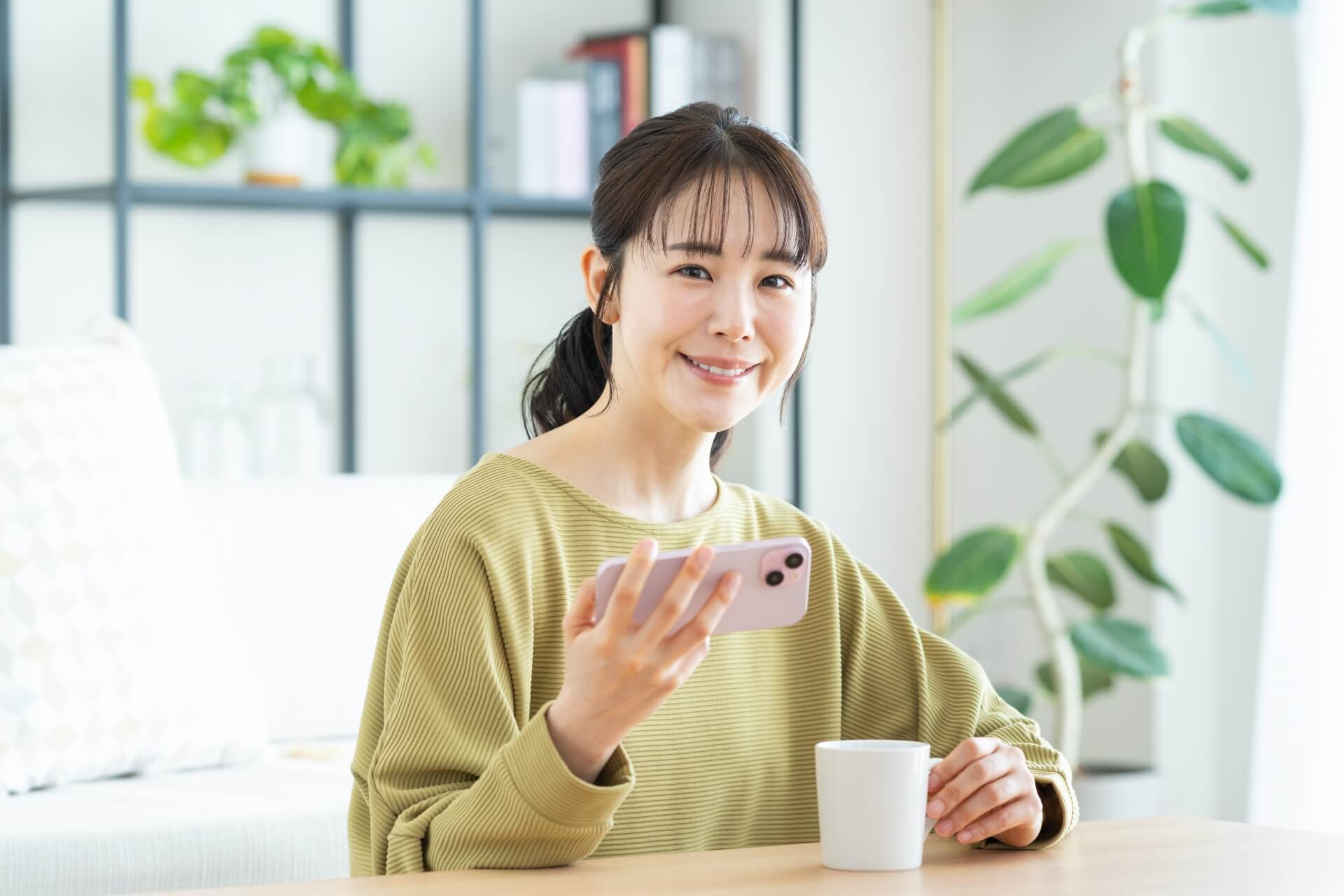 女性　スマホ