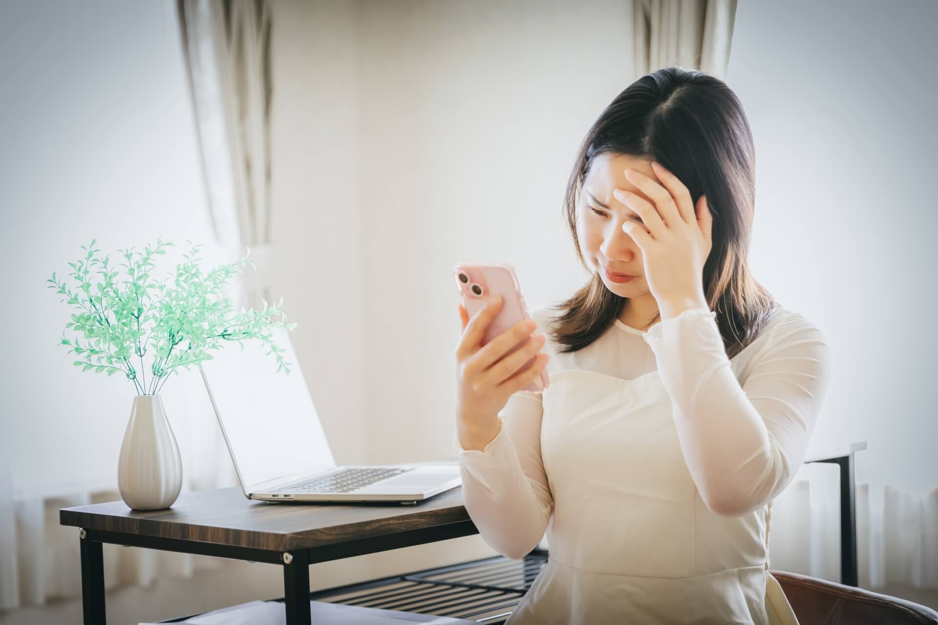女性　スマホ