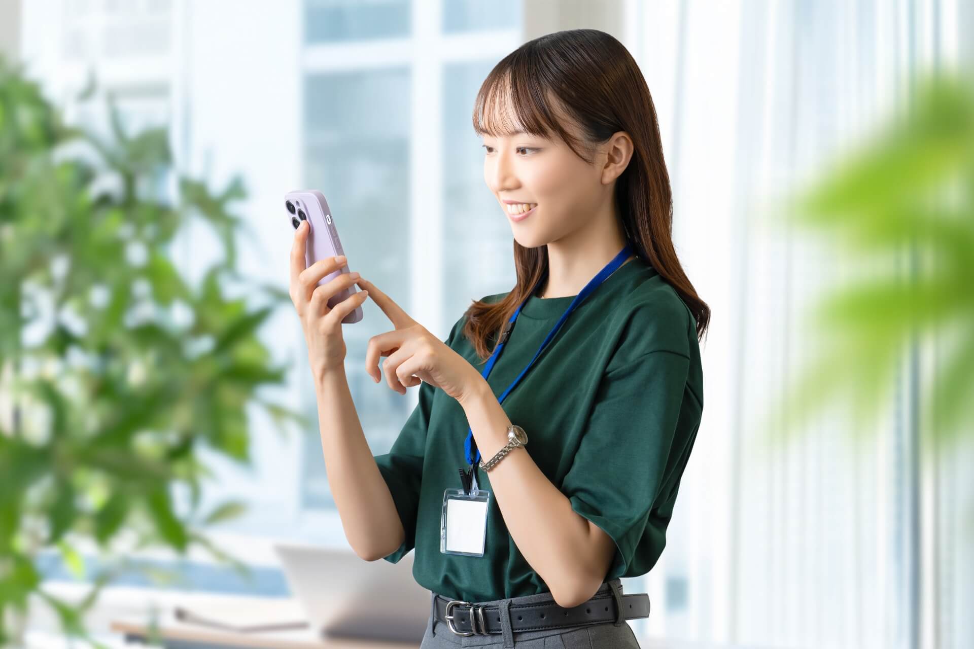 女性　スマホ