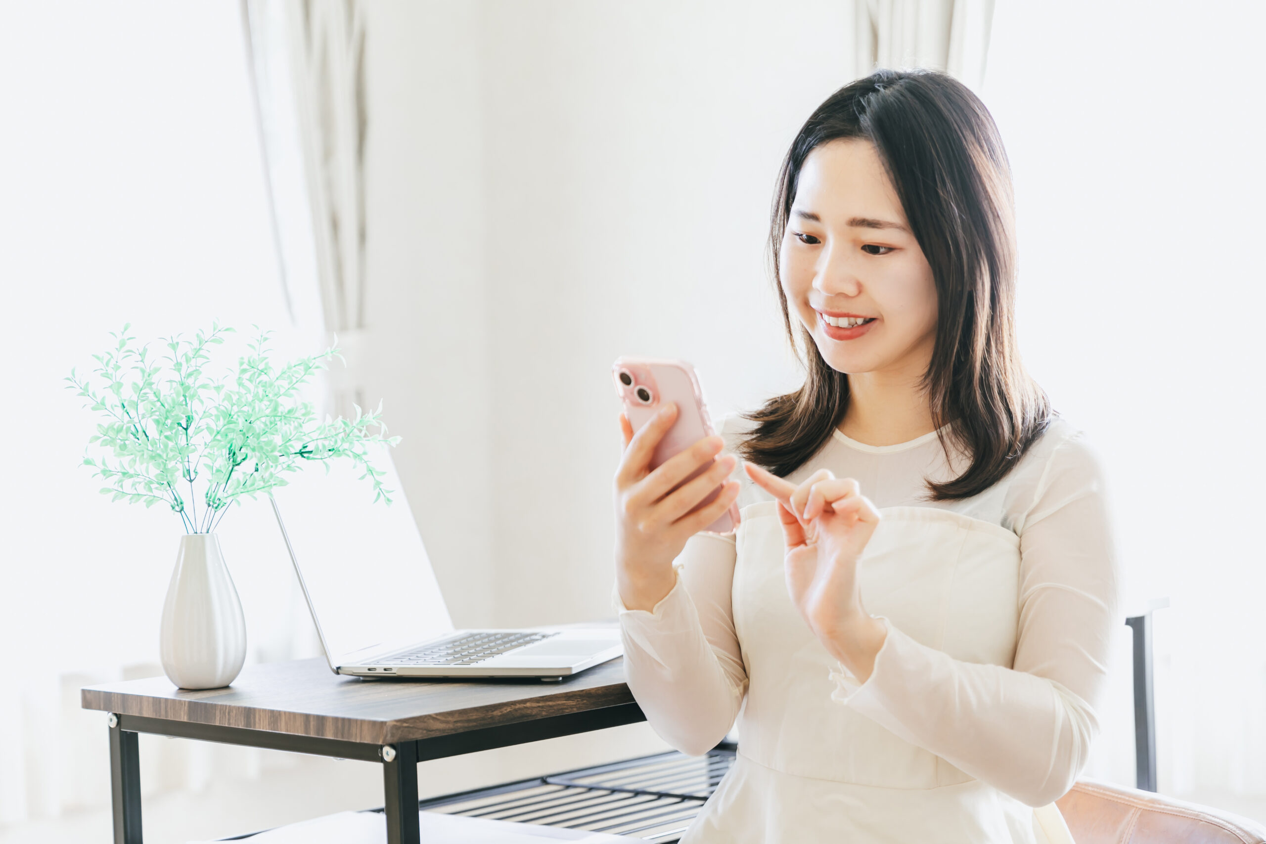 スマホを持っている女性
