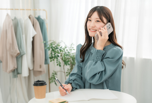 スマホを持っている女性