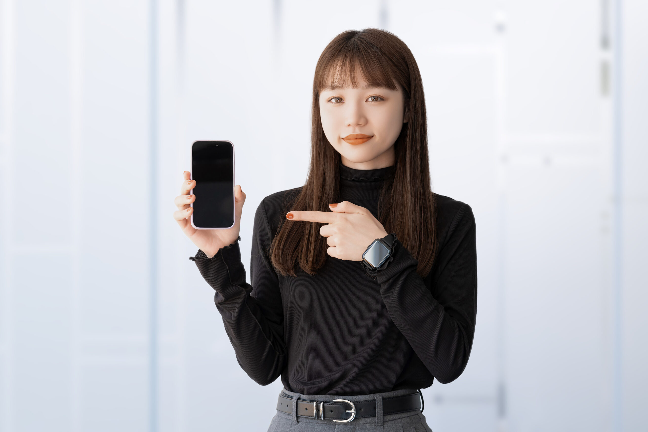 スマホを持っている女性